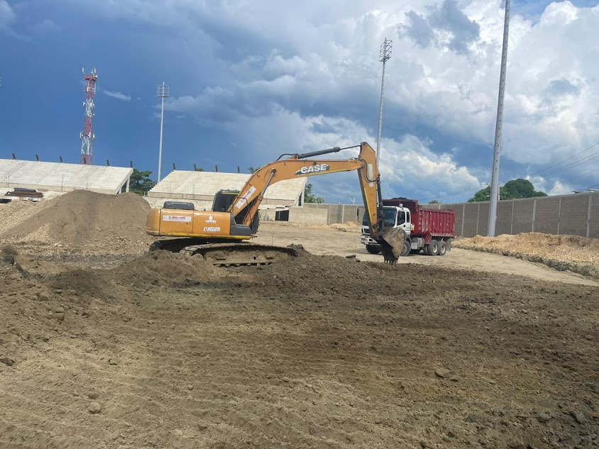 Excavadora Case y volqueta trabajando en movimiento de tierra