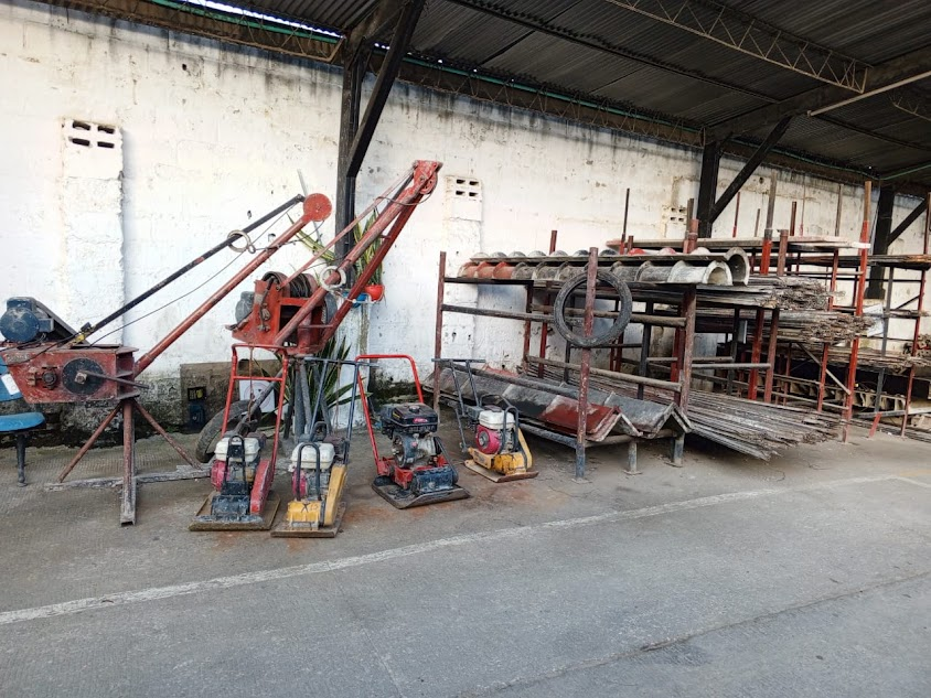 Compactadores, malacates y estructuras disponibles en bodega