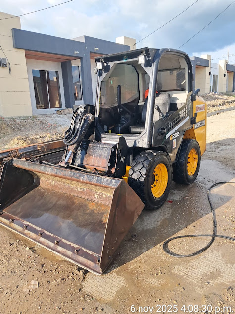 Minicargador con balde frontal en un proyecto de obra civil