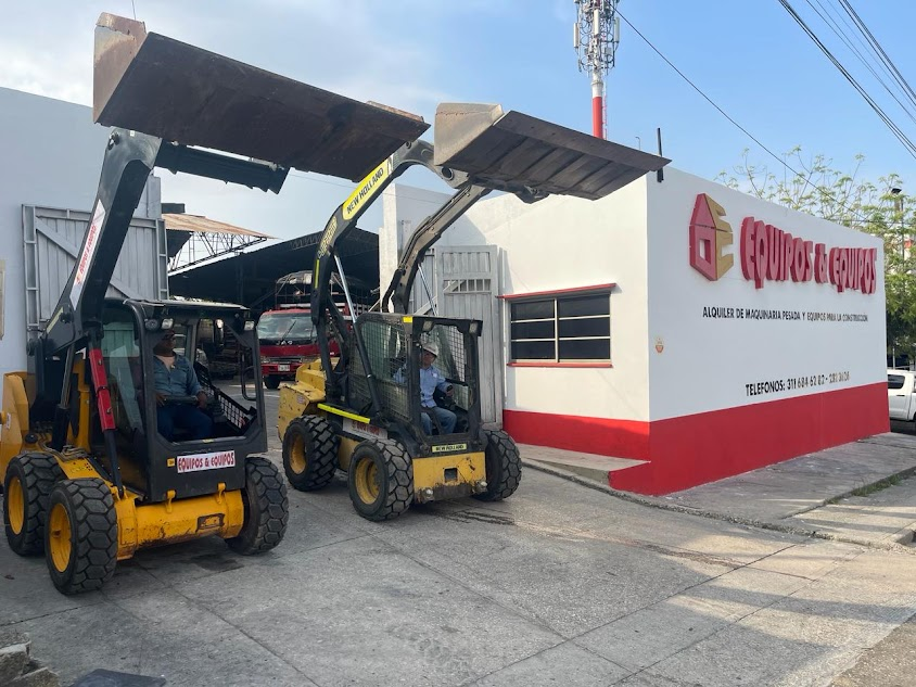 Dos minicargadores saliendo de la sede de Equipos y Equipos
