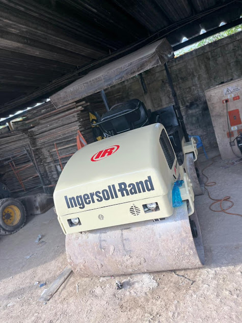 Rodillo compactador Ingersoll-Rand en el taller